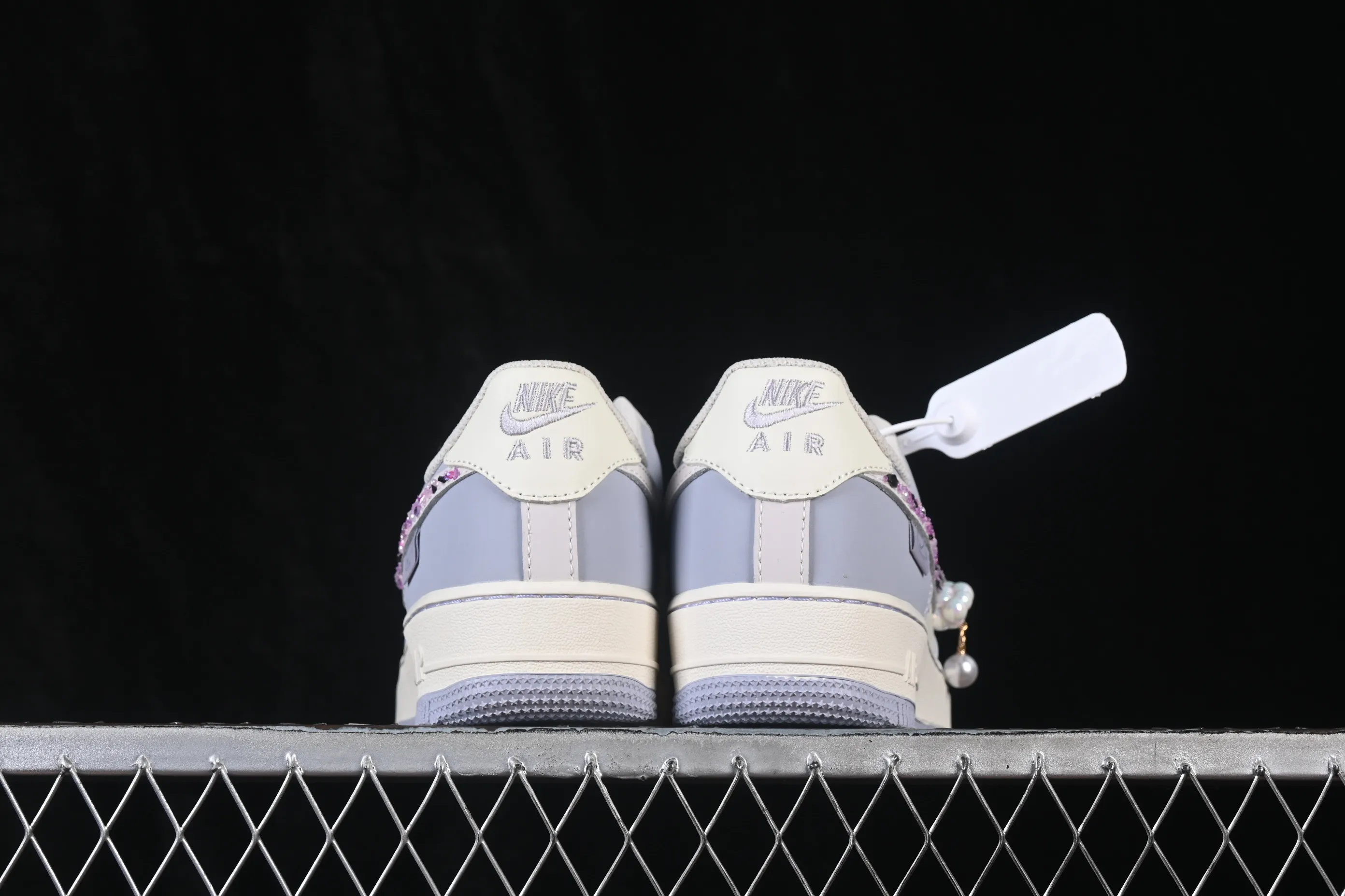 All categories Nk Air Force 1 Air Force series Nk Air Force 1 Low Air Force low-top Nike Air Force 1'07 Low "Rose Glitter" Hand-painted graffiti Rose diamonds Air Force 1 low-top casual sneakers DB3301-212